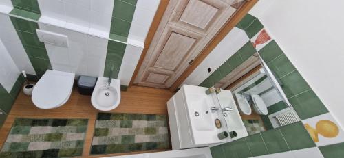 bagno con servizi igienici, lavandino e specchio di Stanza in villa con giardino a Milano