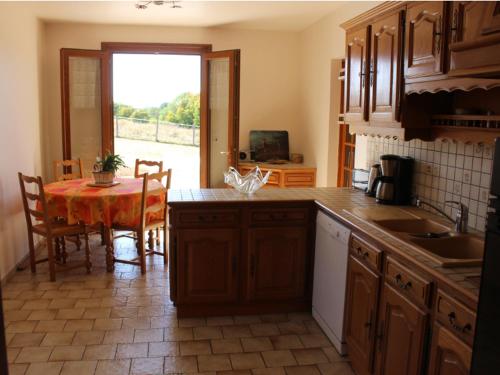 une cuisine avec une table et une salle à manger dans l'établissement Grande Maison de Campagne avec Jardin Clôturé, Pétanque et Ping-Pong - Idéale Familles - FR-1-410-182, à Conflans-sur-Anille