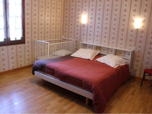 a bedroom with a bed with a red blanket at Gîte Conflans-sur-Anille, 6 pièces, 11 personnes - FR-1-410-182 in Conflans-sur-Anille