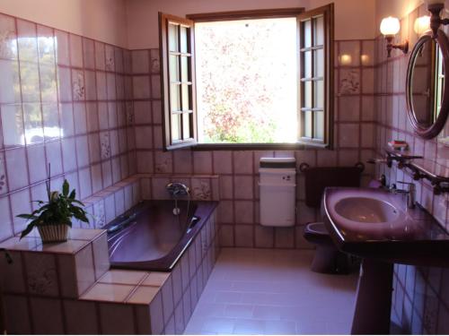 a bathroom with a tub and a sink and a toilet at Grande Maison de Campagne avec Jardin Clôturé, Pétanque et Ping-Pong - Idéale Familles - FR-1-410-182 in Conflans-sur-Anille