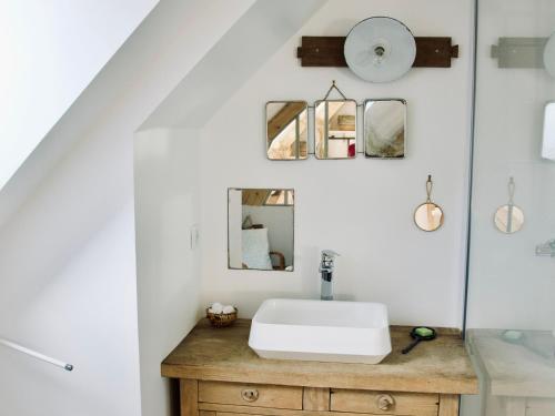 Koupelna v ubytování Gîte charmant proche du Mans : nature, objets atypiques et ambiance familiale - FR-1-410-249