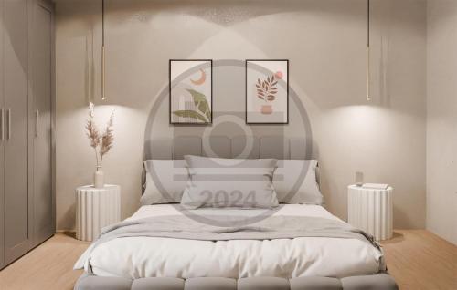 ein Schlafzimmer mit einem Bett mit drei Bildern an der Wand in der Unterkunft Nice Home In Paljuv With Wi-fi in Paljuv