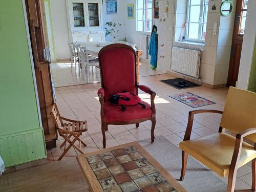 Photo de la galerie de l'établissement Maison de vacances indépendante avec jardin, BBQ, ping-pong et petite piscine, adaptée pour enfants - FR-1-410-134, à Ruillé-sur-Loir