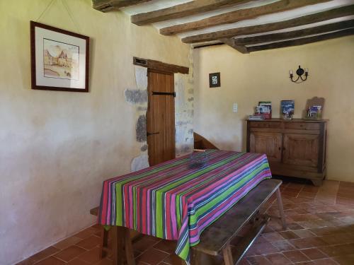 una stanza con un tavolo nell'angolo di una stanza di Charmante maison paysanne rénovée avec grand terrain, proche de la rivière et du village médiéval - FR-1-410-162 a Asnières-sur-Vègre