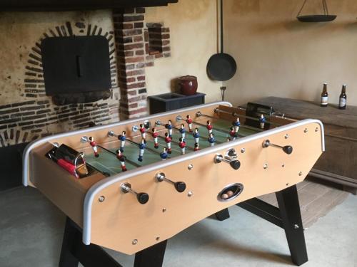 une grande table de billard dans une salle avec cheminée dans l'établissement Charme du XVIIe avec grand terrain clos, dépendances restaurées, jardin, garage fermé et équipements divers - FR-1-410-157, à Berfay