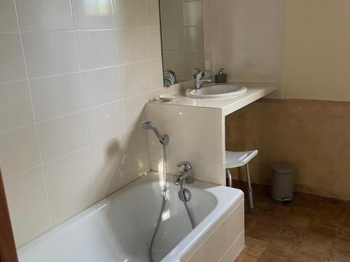 Gîte Saint-Aignan, 6 pièces, 10 personnes - FR-1-410-181 في سانت إينيون: حمام مع حوض استحمام ومغسلة