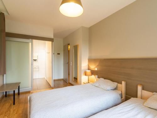 1 dormitorio con 2 camas, mesa y lámpara en Gîte Saint-Christophe-en-Champagne, 5 pièces, 8 personnes - FR-1-410-192, en Saint-Christophe-en-Champagne