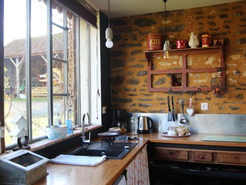 una cocina con fregadero y ventana en Maison de campagne charmante près du Mans avec terrasse et cadre bucolique - FR-1-410-203, en Louplande