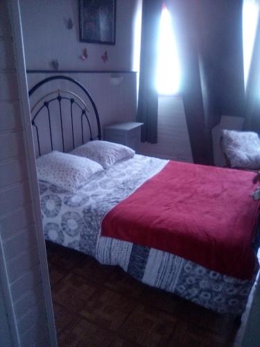 - une chambre dotée d'un lit avec une couverture rouge et blanche dans l'établissement La Mansardière, à Berck-sur-Mer