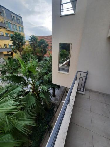- un balcon dans un immeuble avec un palmier dans l'établissement TreG5, à Menton