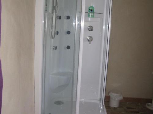 W łazience znajduje się prysznic ze szklanymi drzwiami. w obiekcie Gîte Rouperroux-le-Coquet, 4 pièces, 6 personnes - FR-1-410-215 w mieście Rouperroux-le-Coquet