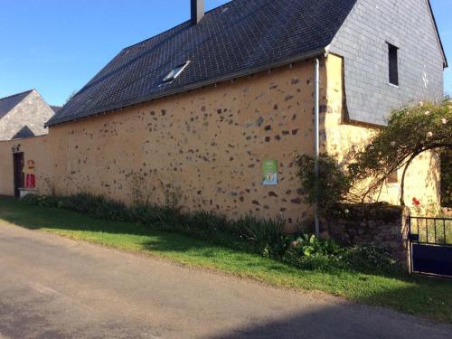 an old building with insects on the side of it at Gîte familial restauré en pleine nature avec terrasse, proche forêt, idéal pour groupes et PMR - FR-1-410-255 in Chemiré-en-Charnie