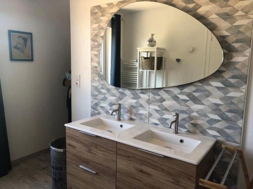 La salle de bains est pourvue d'un lavabo et d'un miroir. dans l'établissement Gîte Loir en Vallée, 5 pièces, 8 personnes - FR-1-410-274, à Ruillé-sur-Loir