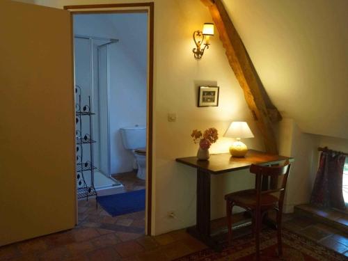 uma casa de banho com uma mesa e um WC num quarto em Gîte Fontenay-sur-Vègre, 3 pièces, 4 personnes - FR-1-410-275 em Fontenay-sur-Vègre