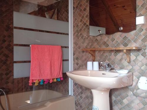 ein Bad mit einem Waschbecken und einem roten Handtuch in der Unterkunft Gîte Gehée, 3 pièces, 5 personnes - FR-1-591-33 in Gehée