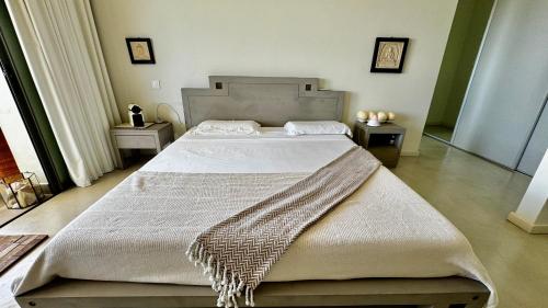 Una cama o camas en una habitación de Penthouse avec vue panoramique sur la baie de Tamarin