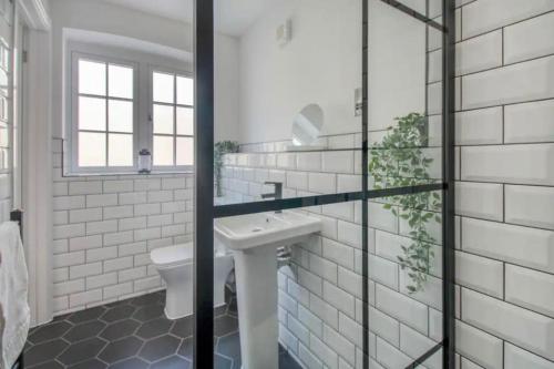een badkamer met een wastafel en een toilet bij Stunning Two Bed House in City Centre, Southampton in Southampton