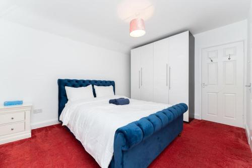 En eller flere senge i et værelse på Luxury home in Gerrards Cross