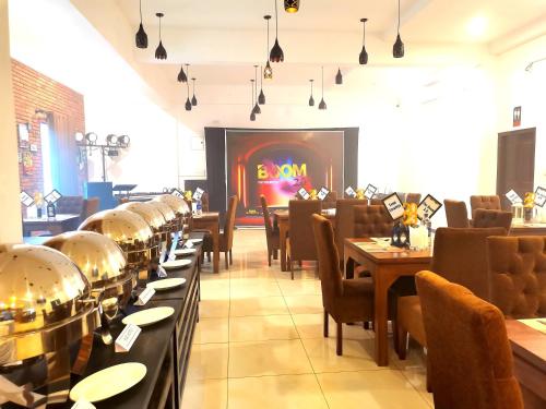 a dining room with tables and chairs and a restaurant at Hotel NorthWay in Vavuniya