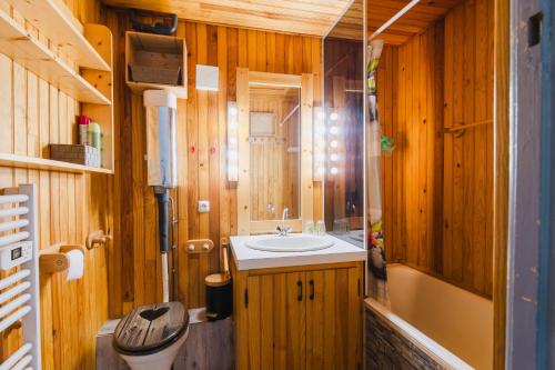 La salle de bains est pourvue d'un lavabo, d'une baignoire et de toilettes. dans l'établissement Appartement T2 Font Romeu, à Font-Romeu-Odeillo-Via