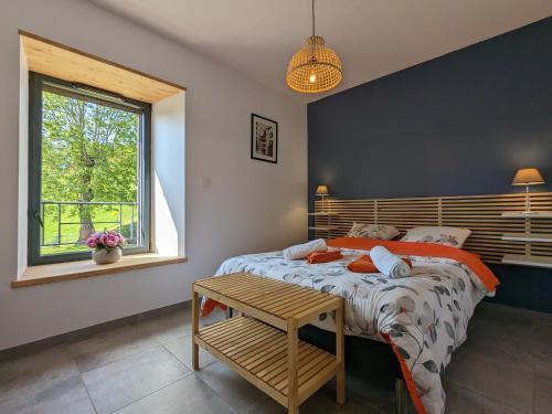 Schlafzimmer mit einem Bett und einem Fenster in der Unterkunft Gîte Saint-Préjet-d'Allier, 5 pièces, 8 personnes - FR-1-582-59 in Saint-Préjet-dʼAllier
