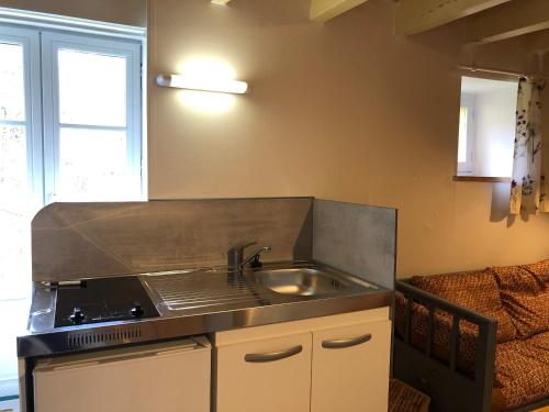 Kuchyň nebo kuchyňský kout v ubytování Nid Douillet pour 2 à Asnières-sur-Vègre, Petite Cité de Caractère - FR-1-410-317