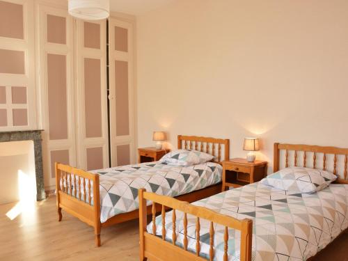 1 dormitorio con 2 camas y 2 sillas en Gîte Nonvilliers-Grandhoux, 4 pièces, 6 personnes - FR-1-581-88 en Nonvilliers-Grandhoux