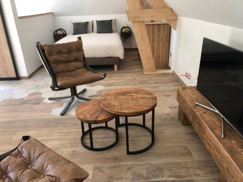 une chambre avec un lit, une table et une chaise dans l'établissement Charmant Gîte Campagnard près du Mans - Calme, Confort et Commodités à Proximité - FR-1-410-327, à Cérans-Foulletourte