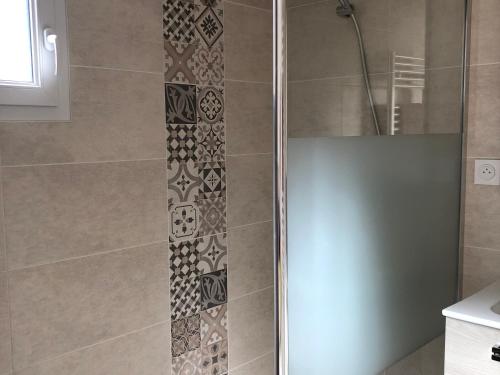 um chuveiro com uma porta de vidro na casa de banho em Gîte Saint-Georges-du-Bois, 2 pièces, 2 personnes - FR-1-410-336 em Rouillon