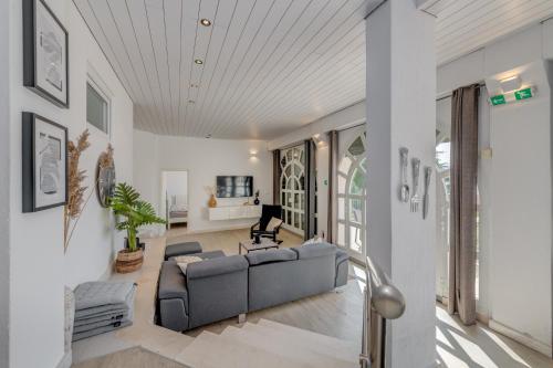 Ruang duduk di Apartments with pool Vrdoljak