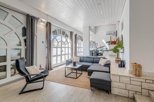 Ruang duduk di Apartments with pool Vrdoljak