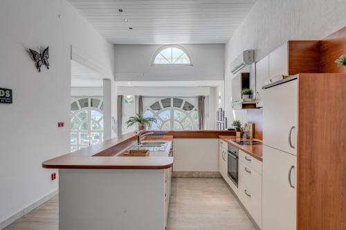 Dapur atau dapur kecil di Apartments with pool Vrdoljak