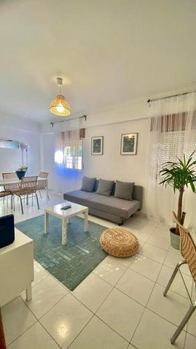 リスボンにあるChiado Appartment with Terrace 2のリビングルーム(ソファ、テーブル付)