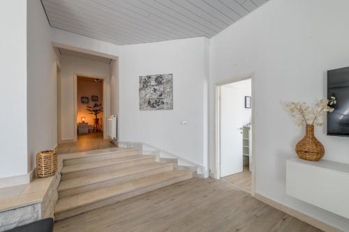Televisyen dan/atau pusat hiburan di Apartments with pool Vrdoljak