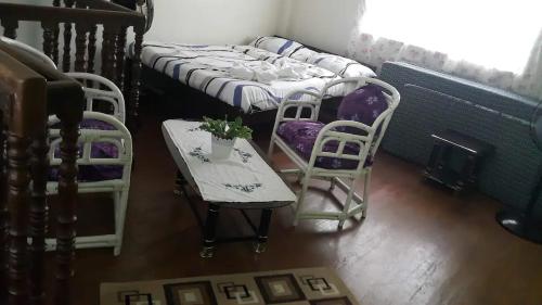 um quarto com 2 beliches, uma mesa e cadeiras em Santarem uri del flu em Iloilo City