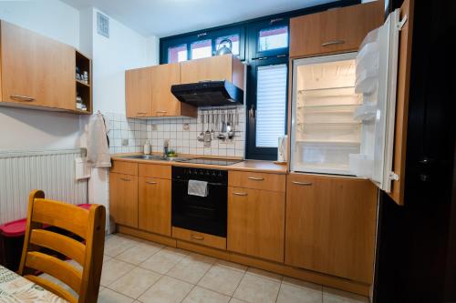 Kuchyň nebo kuchyňský kout v ubytování Apartment Maj, Kranjska Gora - Center