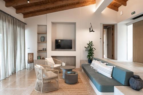 TV a/nebo společenská místnost v ubytování Eliamos Villas Hotel & Spa