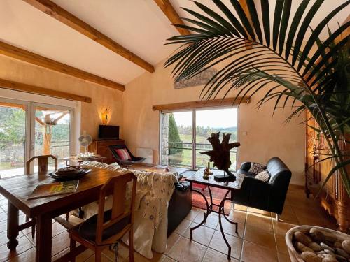 un salon avec une table et une salle à manger dans l'établissement Gîte familial avec terrasse panoramique et cheminée, idéal pour randonnées près de Retournac - FR-1-582-355, à Retournac