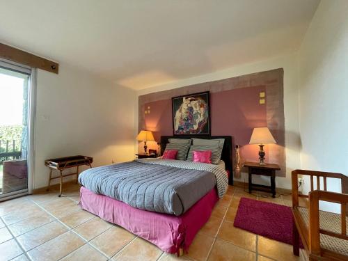 Posteľ alebo postele v izbe v ubytovaní Gîte familial avec terrasse panoramique et cheminée, idéal pour randonnées près de Retournac - FR-1-582-355