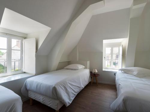 Duas camas num quarto branco com duas janelas em Gîte Loye-sur-Arnon, 6 pièces, 15 personnes - FR-1-586-36 