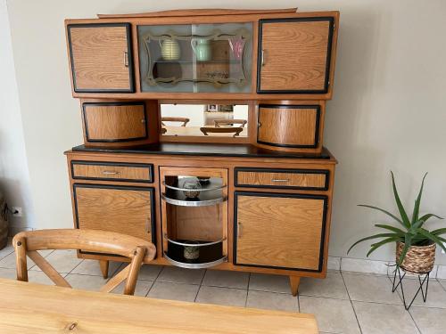 d'une armoire en bois avec une cafetière. dans l'établissement Gîte paisible, tout confort avec grand terrain, garage, Wi-Fi, proche du Mans et de la vallée du Loir - FR-1-410-394, à Saint-Georges-de-la-Couée
