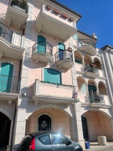 un'auto parcheggiata di fronte a un edificio con balconi di Villa Rosanna - Castel di Sangro a Castel di Sangro