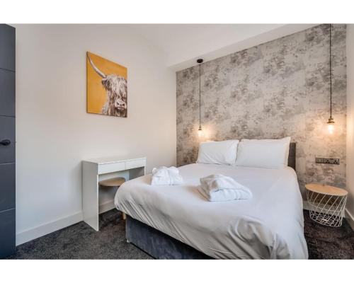 1 dormitorio con 1 cama con 2 toallas en Bliss Stay Belfast University Street en Belfast