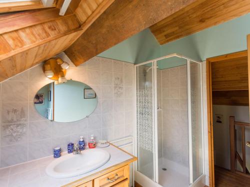 ein Bad mit einem Waschbecken und einer Dusche in der Unterkunft Gîte Thorée-les-Pins, 4 pièces, 7 personnes - FR-1-410-390 in Thorée-les-Pins