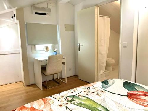 a bedroom with a bed and a desk and a bathroom at Central Avenida Liberdade 2 in Lisbon