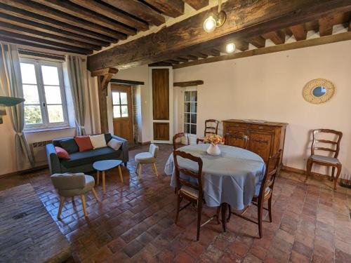 un salon avec une table et des chaises dans l'établissement Gîte Authentique en Sologne : Proche Châteaux, Randonnées, Equipé et Familial - FR-1-590-278, à Tigy