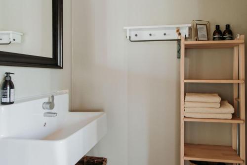 哈克斯卑爾根的住宿－德波爾山間小屋，浴室配有盥洗盆、镜子和毛巾