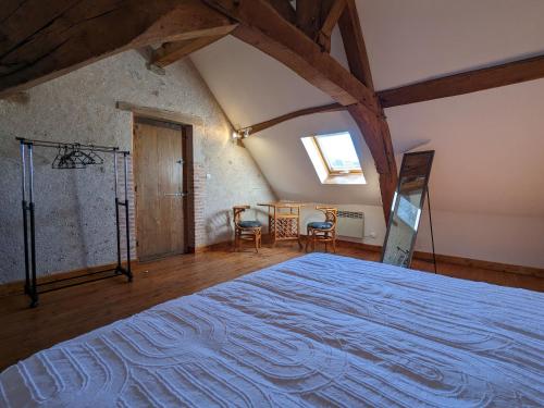 Postel nebo postele na pokoji v ubytování Gîte Authentique en Sologne : Proche Châteaux, Randonnées, Equipé et Familial - FR-1-590-278