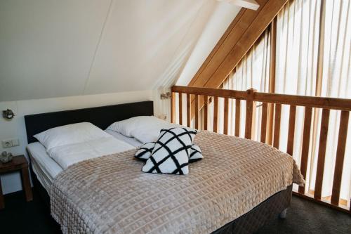 哈克斯卑爾根的住宿－德波爾山間小屋，一间卧室配有一张带两个枕头的床