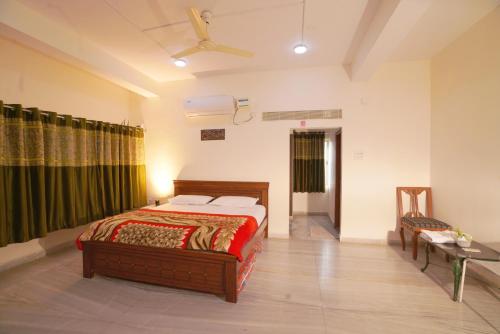 um quarto com uma cama e uma cortina verde em Venkys Service Apartment em Secunderābād